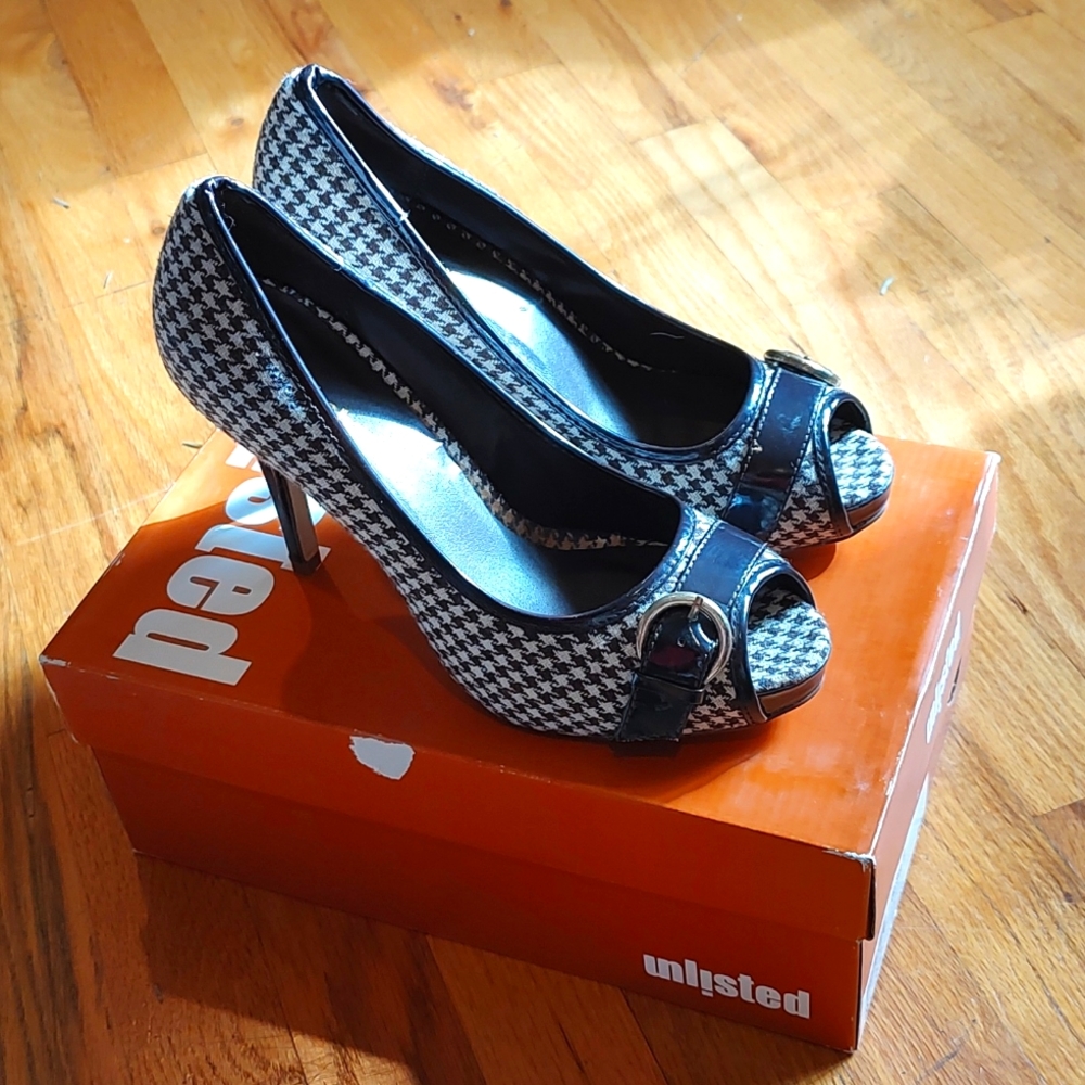 Misbehave Brown Hounds tooth Heela